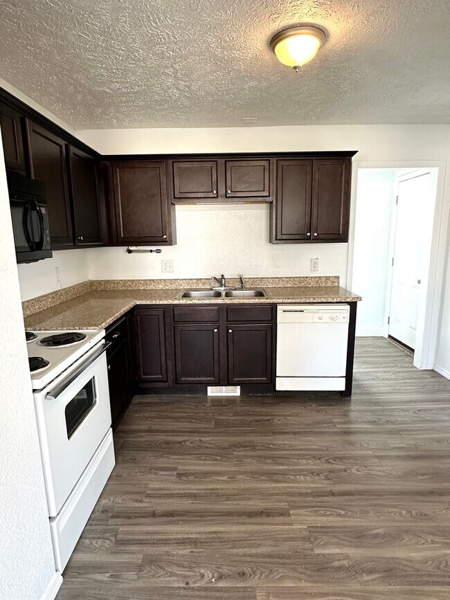 Building Photo - Spacious 4 Bed Home Near Bass Pro with Detached Garage & Fenced Yard