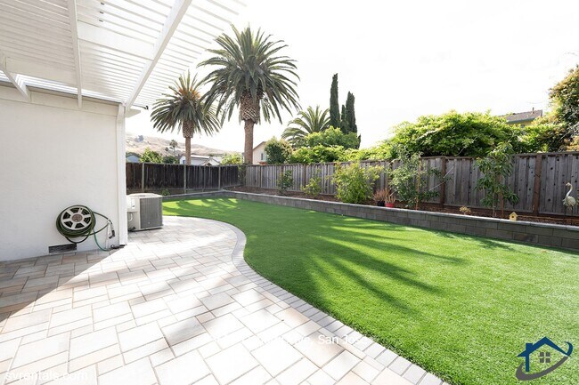 Building Photo - 3556 Lisbon Dr