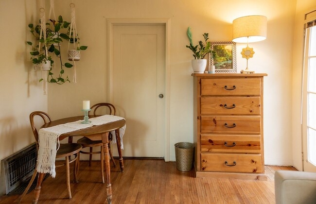 Building Photo - 1320 1/2 E. Colton Ave. Cozy 1 bedroom, 1 bathroom Redlands Cottage!