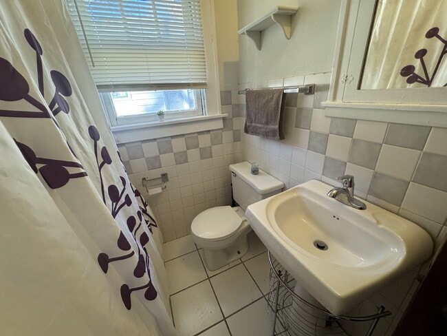 Building Photo - Charming 2 Bed | 1 Bath | Move-In Ready!