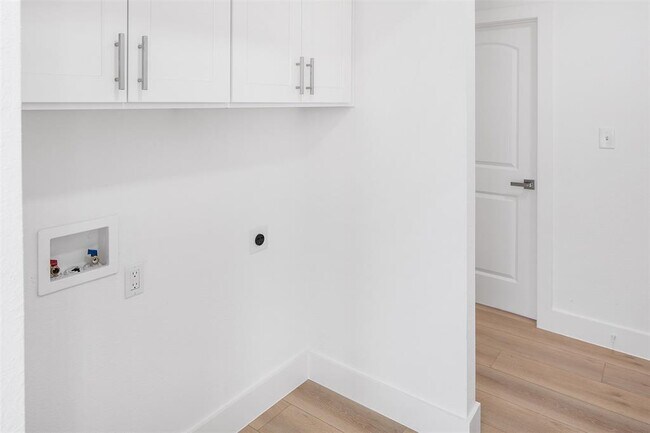 Building Photo - 971 Mary Ann