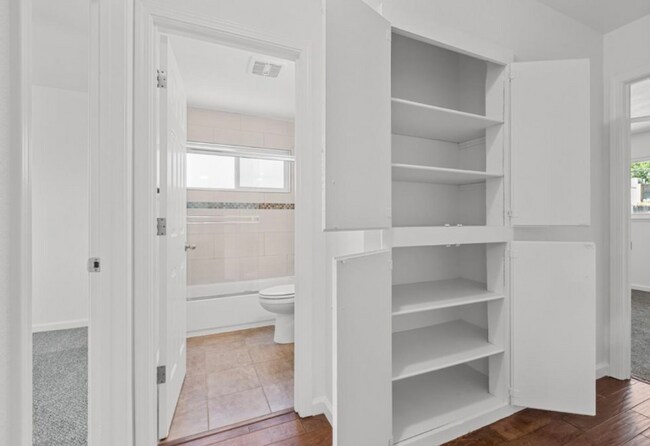 Building Photo - 118 Montrose Ct