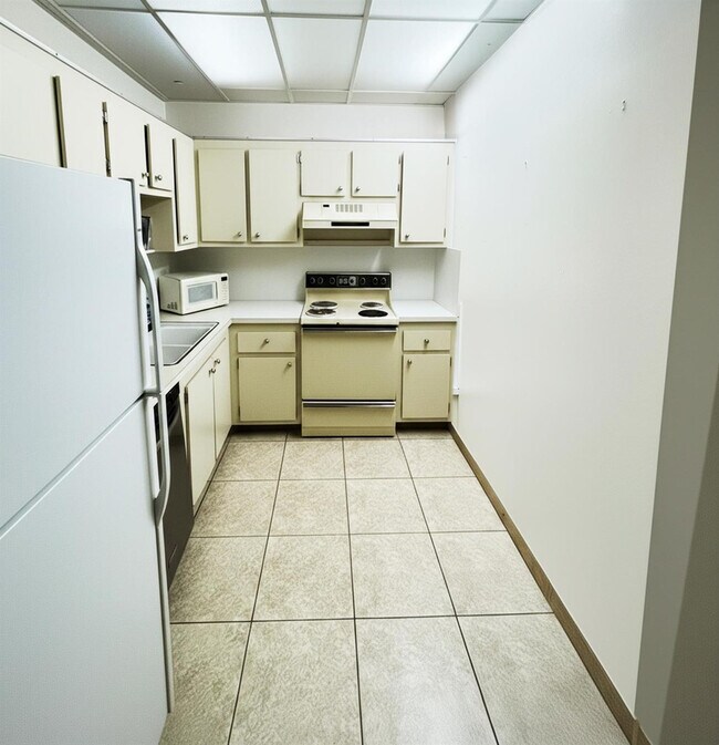 Building Photo - 901 Hillcrest Dr