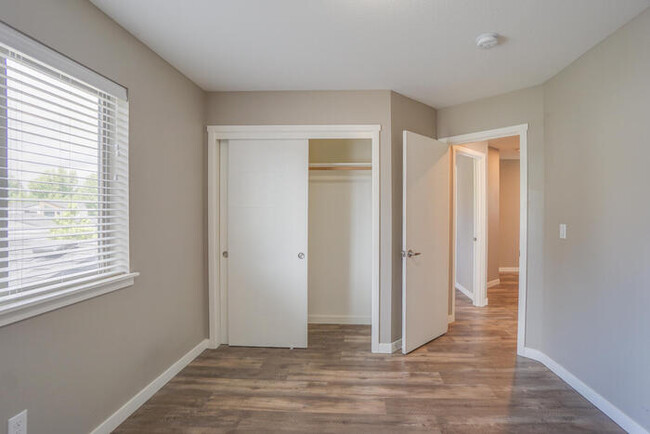 Building Photo - NEWER FOUR BEDROOM NEAR HAZEL DELL