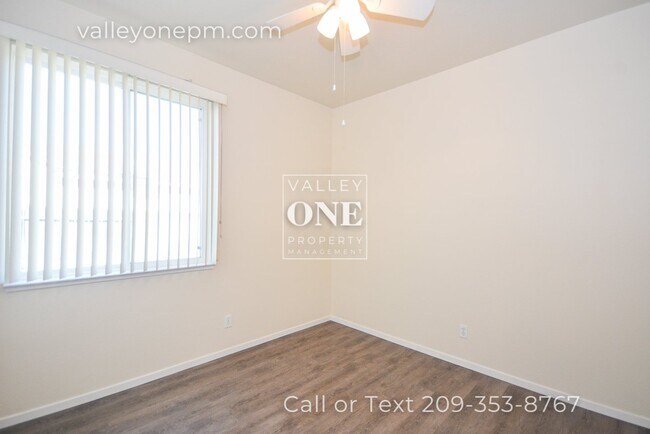 Building Photo - Well-Maintained Single Story Home in Desir...