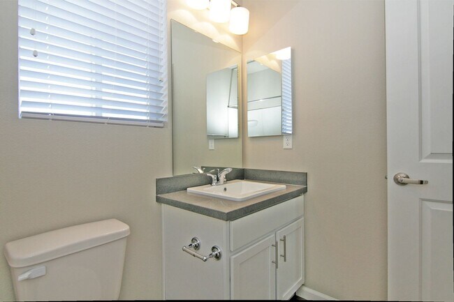 Building Photo - Clean, modern, move-in ready townhouse!