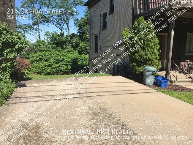 Building Photo - 216 Oneida St