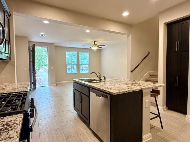 Building Photo - 6814 E Riverside Dr