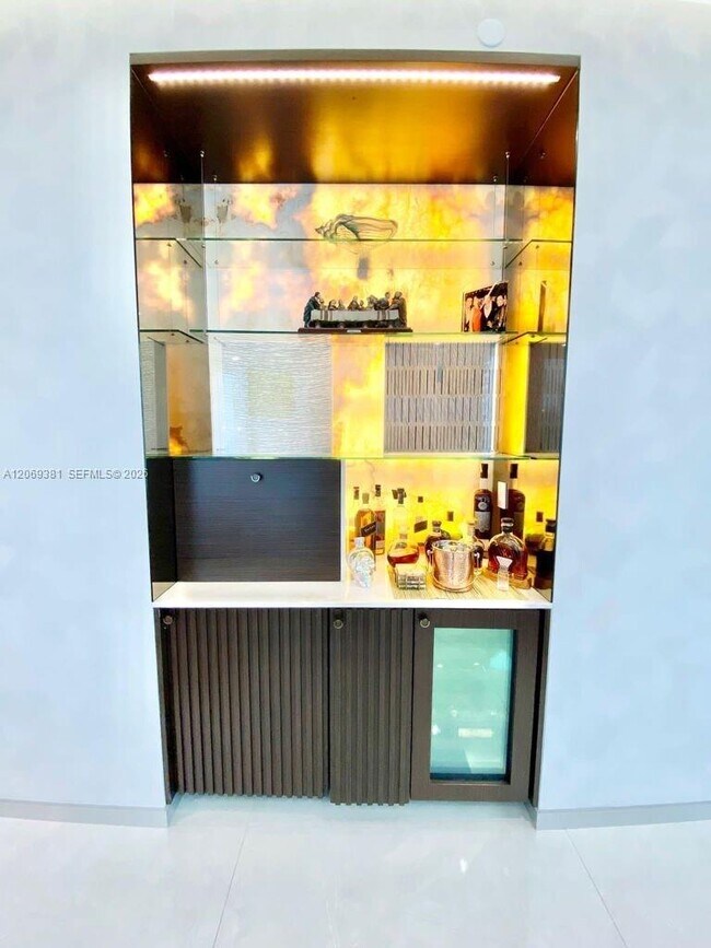 Building Photo - 16901 Collins Ave