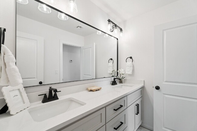 Building Photo - Fully Furnished 4 Bedroom + Bonus Room