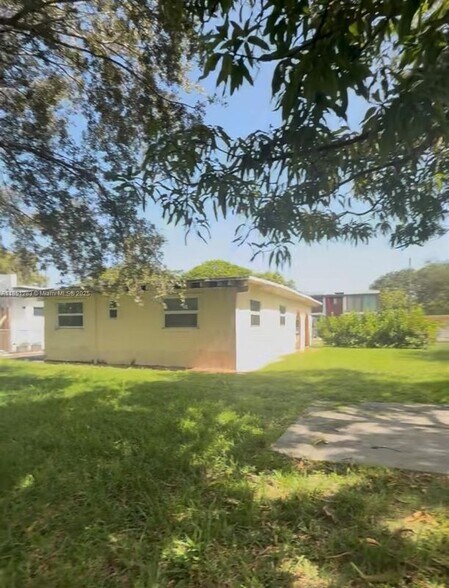 Primary Photo - 1545 NE 128th St