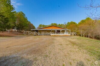 Building Photo - Commercial Property Ideal for Contractor t...