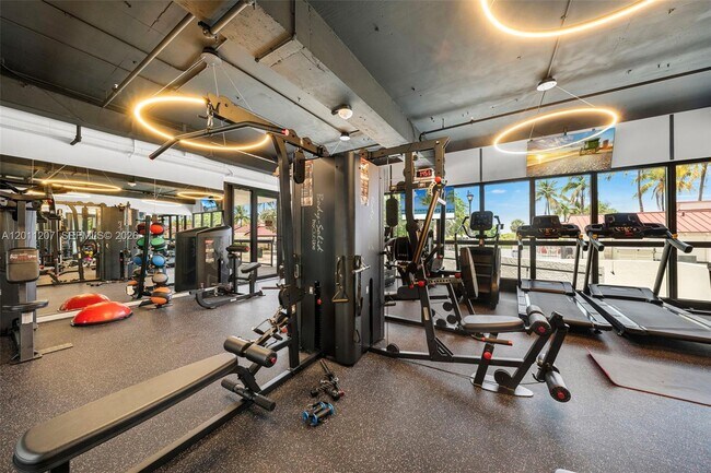Building Photo - 2555 Collins Ave