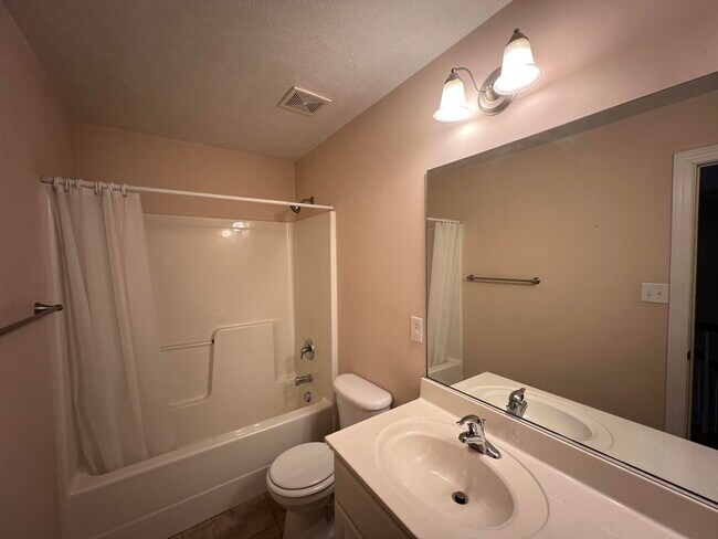Building Photo - 1102 Highmoor Ln