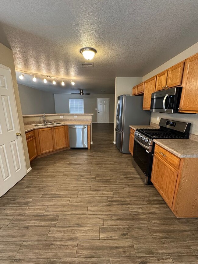 Building Photo - *$500 off first months rent?Beautiful 3 Be...