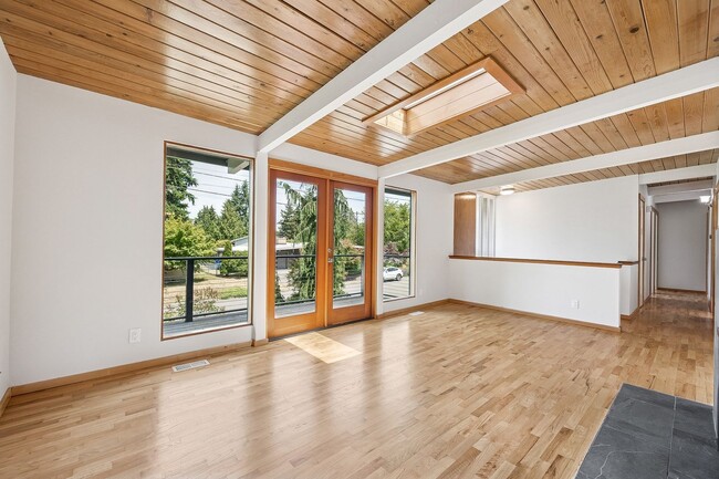 Building Photo - Beautifully Remodeled 3 Bed/2 Bath Edmonds...