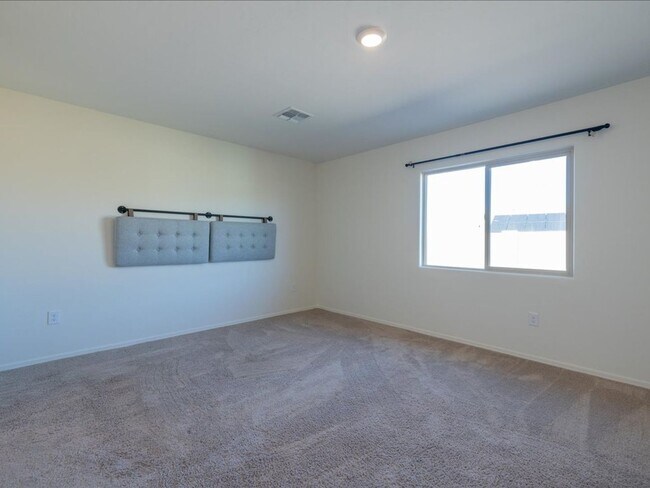 Building Photo - PRICE REDUCTION! AND 1/2 OFF FIRST MONTH'S RENT!
