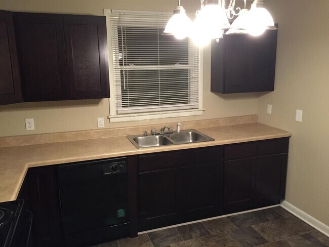 Building Photo - 4 Bedroom 2 Bath Home Available Immediately!