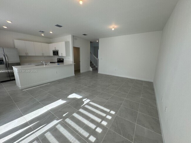 Building Photo - 724 SE 13th St Cir