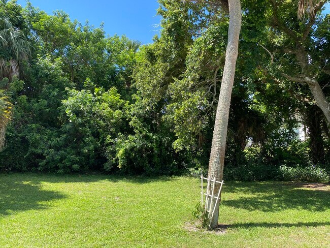 Building Photo - 956 Tulip Ln