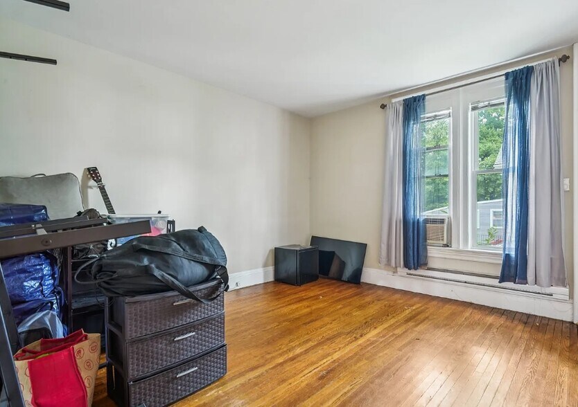 Building Photo - 102 2nd St