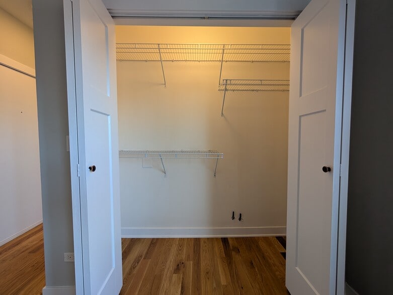 Building Photo - 2203 W Eastwood Ave