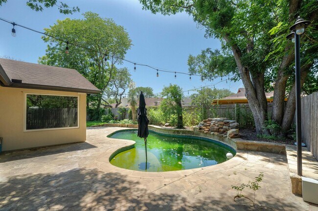 Building Photo - 3215 Sesbania Dr