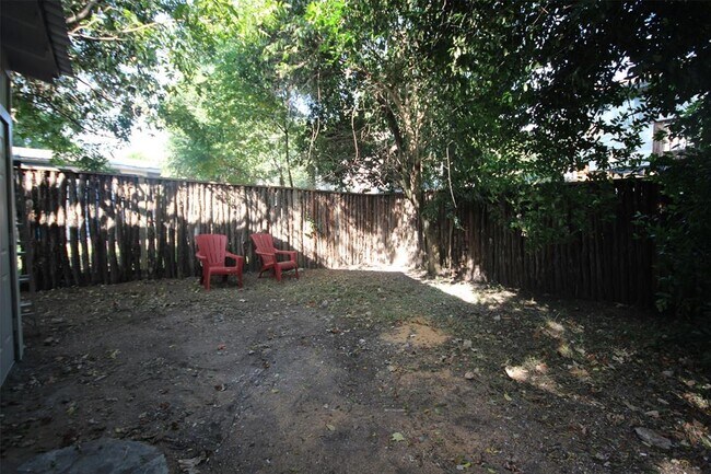 Building Photo - 904 Possum Trot St