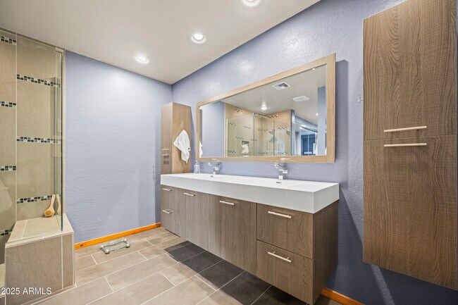 Building Photo - 17 W Vernon Ave