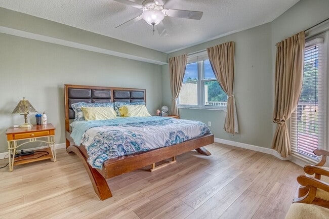 Building Photo - Updated 3 bedroom unit overlooking the Eas...