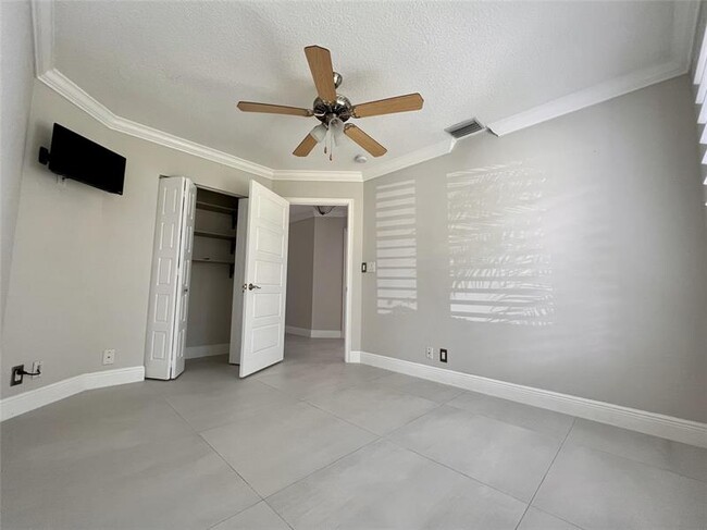 Building Photo - 720 Birdie Ct