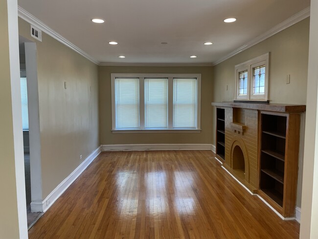 Living Room - 8120 S Crandon Ave