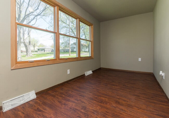 Building Photo - 2 Bedroom 1 Bath - Pyramid Properties!!