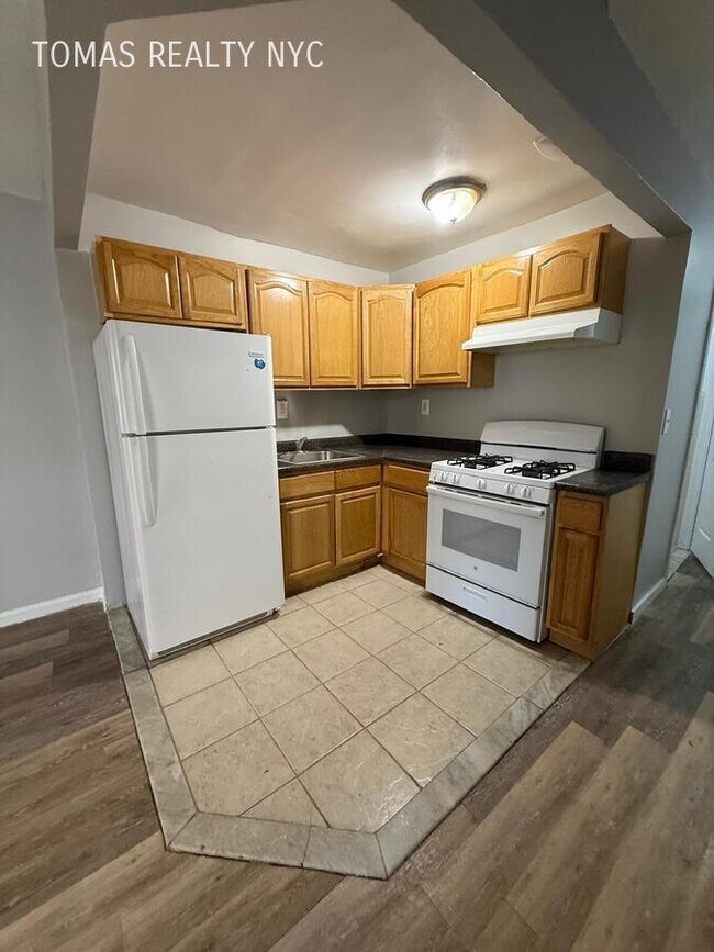 Building Photo - 998 Jennings St