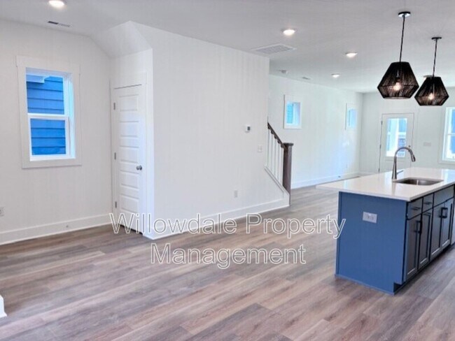 Building Photo - 565 Folk Song Wy