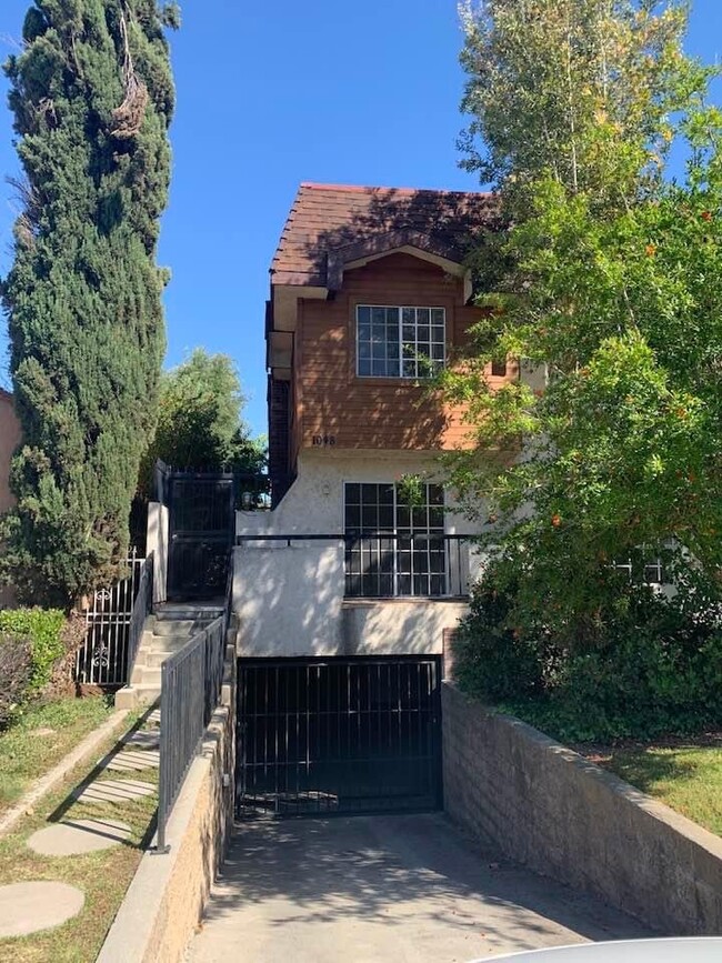 Building Photo - 1048 Rosedale Ave