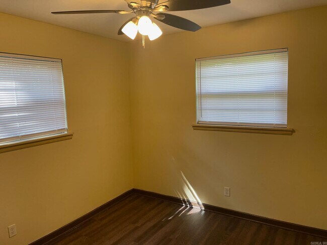 Building Photo - 216 Meadow Park Dr