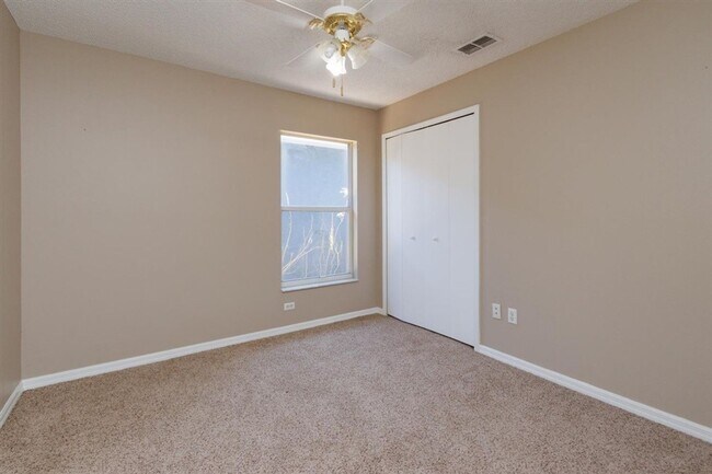 Building Photo - Single Family Home Like New