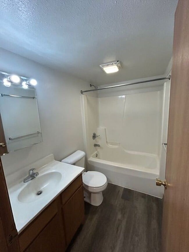 Building Photo - 2 bedroom, 1 bath - middle floor apartment with updates & private balcony!