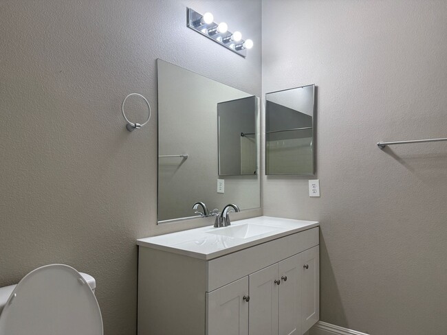 Building Photo - 2BD/2BATH CONDO