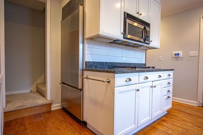 Building Photo - Gorgeous 5 Bedroom / 4.5 Bath Home located right off Happy Hollow Blvd!