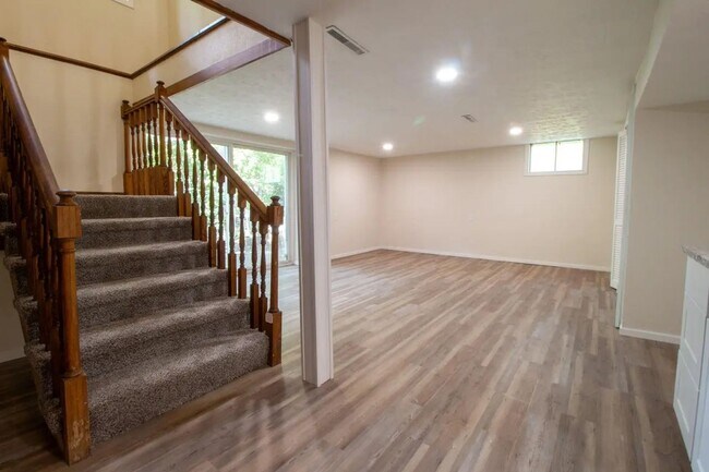 Building Photo - 4 Bedroom 3 Bathroom 2 Car Garage