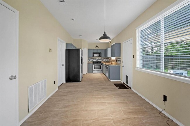 Building Photo - 8006 Summer Trail Dr