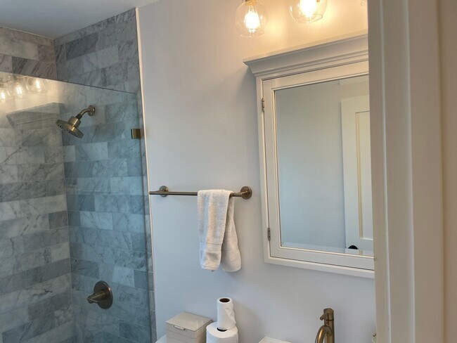 Building Photo - Old Village Cottage - 1.5 Blocks to Pitt Street Bridge