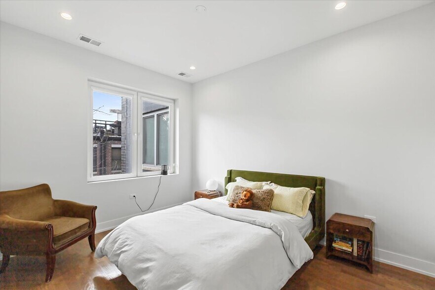 Building Photo - 2217 W Madison St