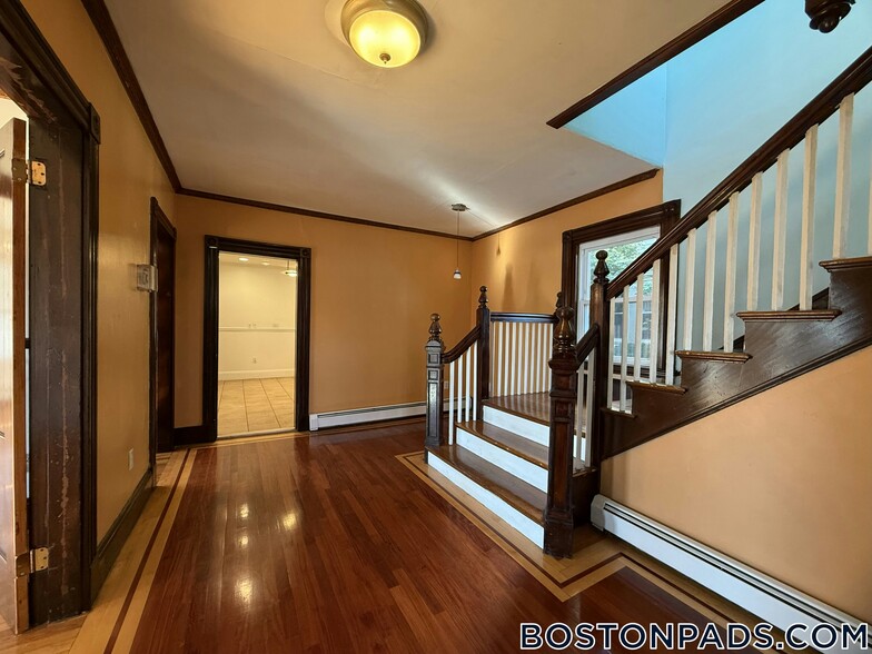 Building Photo - 547 Talbot Ave