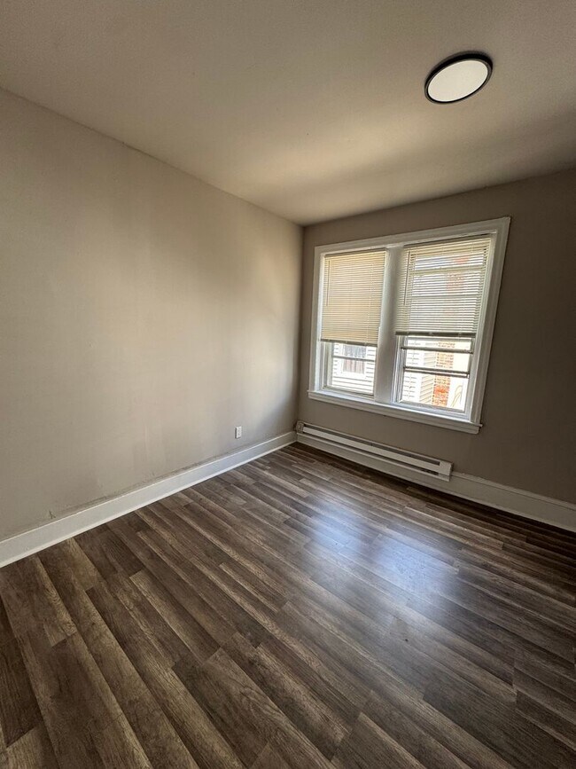Building Photo - Spacious 3-Bedroom Home in Elmwood Park — ...