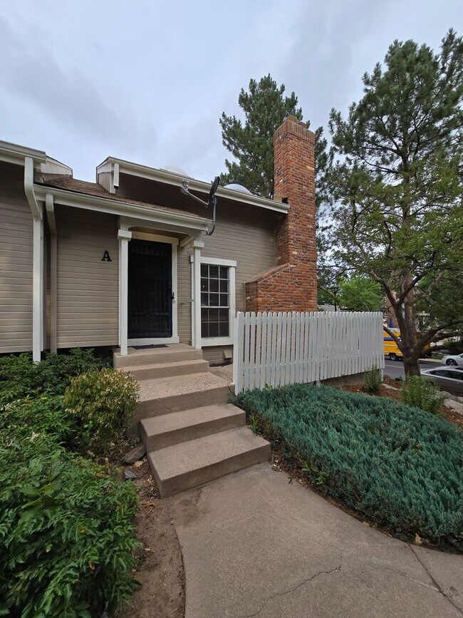 Building Photo - Stunning Townhome with Prime Location and ...