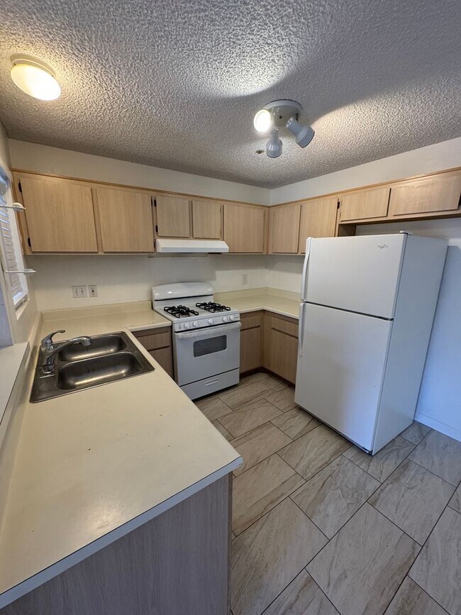 Building Photo - Comfortable Condo Living in Santa Maria