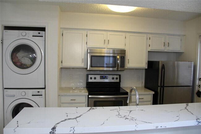 Building Photo - 11201 Lynbrook Dr